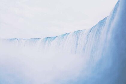 Im Fass auf die Niagara-Fälle zu