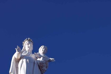 Der Mob köpft Statuen – er meint uns