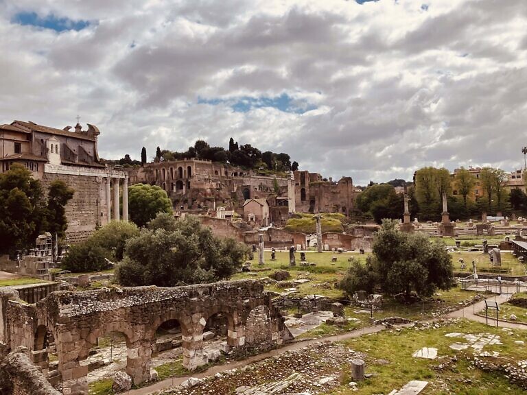 Bild: »Ad Fontes« (Forum Romanum 2025, eigenes Foto)